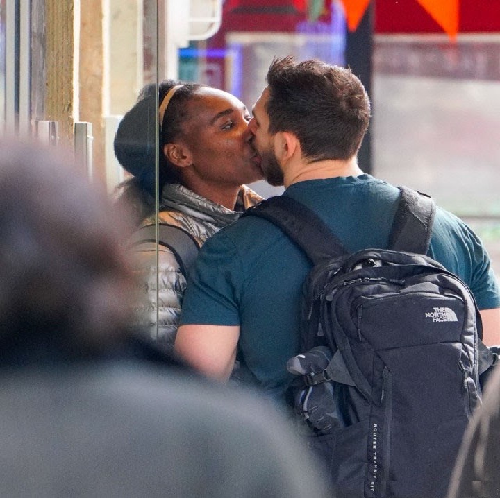 Nicholas Hammond kissing and smooching Venus Williams