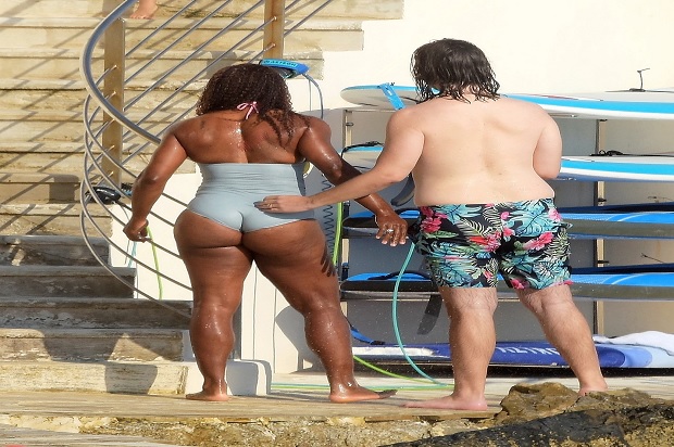 Serena Williams flaunts body in one-piece swimsuit pics